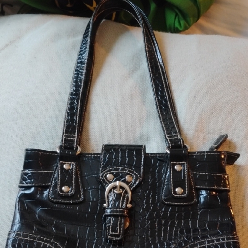 Elegant Black Crocodile-Embossed Shoulder Bag